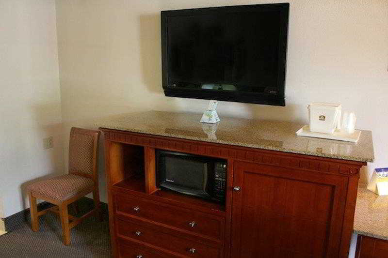 호텔 Rodeway Inn & Suites