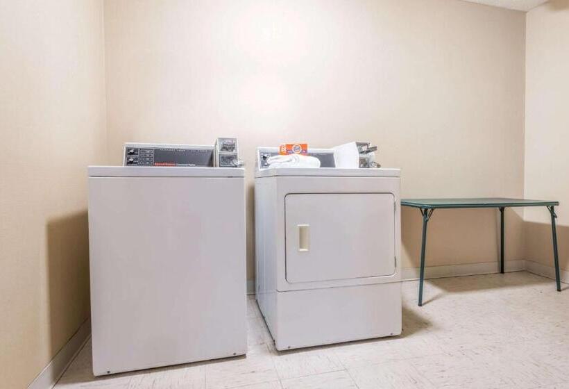 هتل Super 8 By Wyndham Salina I70