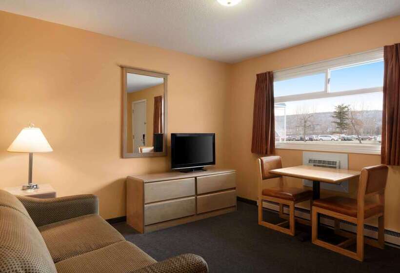 هتل Travelodge By Wyndham Quesnel Bc