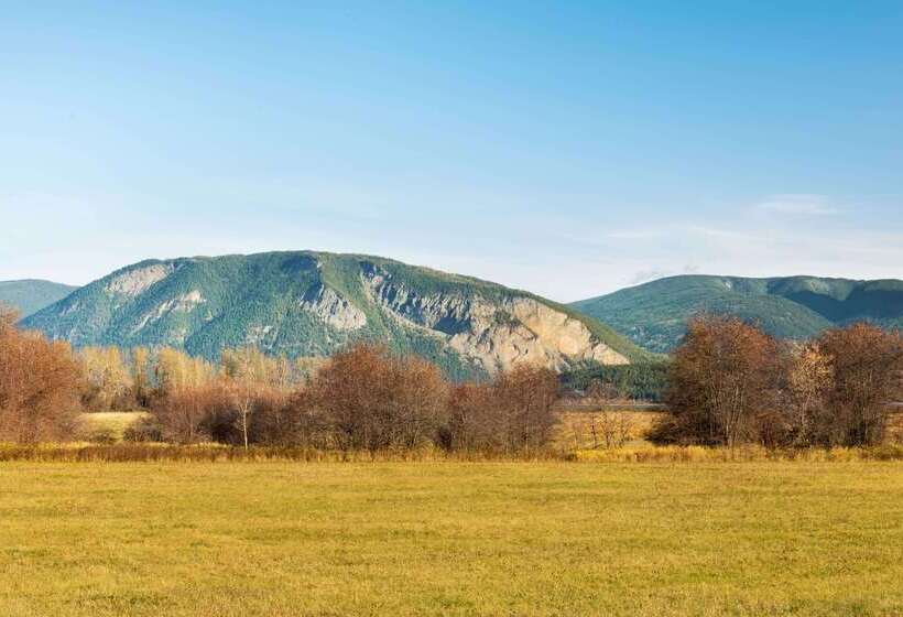 هتل Travelodge By Wyndham Salmon Arm Bc