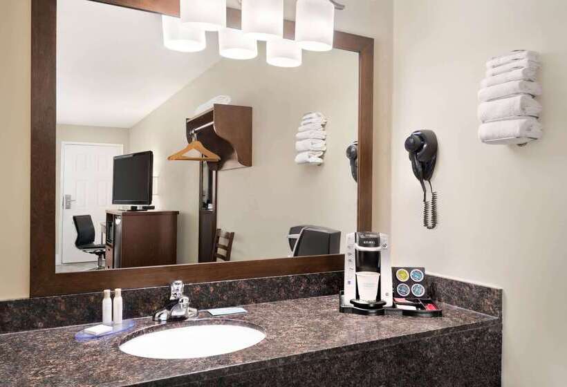 هتل Travelodge By Wyndham Salmon Arm Bc
