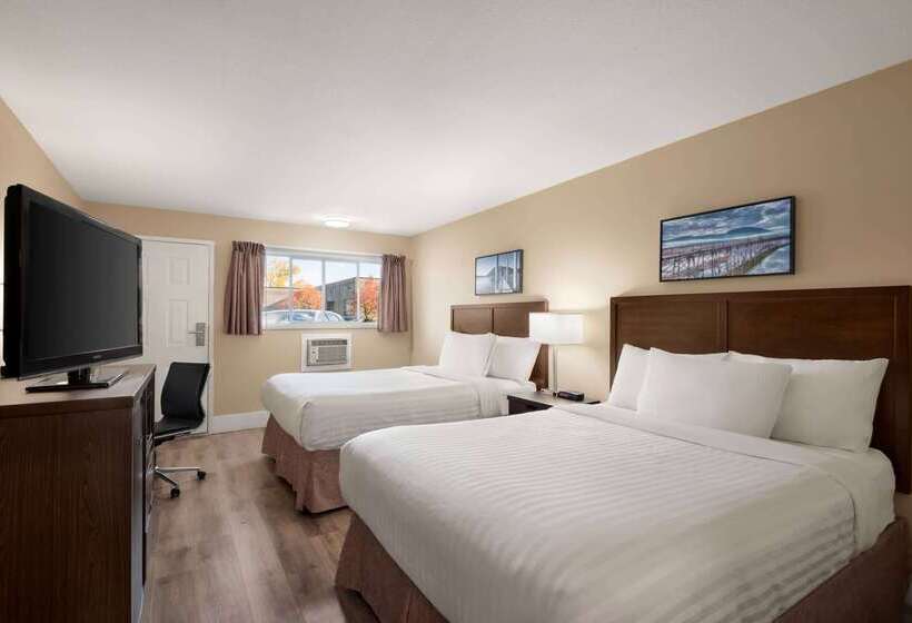 هتل Travelodge By Wyndham Salmon Arm Bc