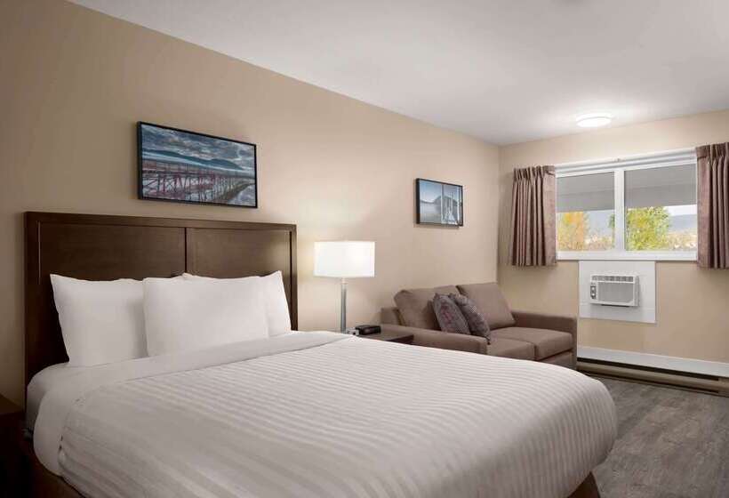 هتل Travelodge By Wyndham Salmon Arm Bc