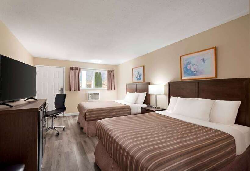 هتل Travelodge By Wyndham Salmon Arm Bc