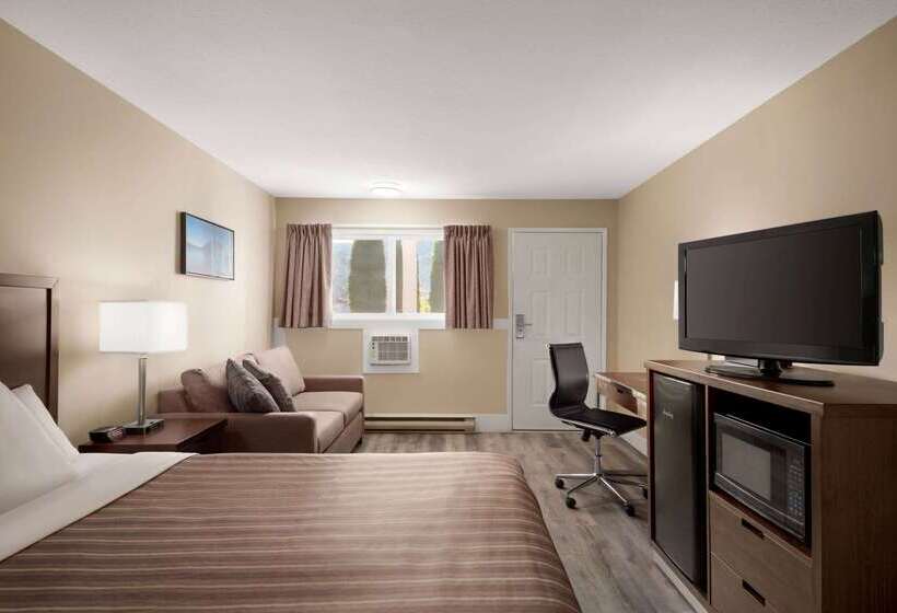 هتل Travelodge By Wyndham Salmon Arm Bc