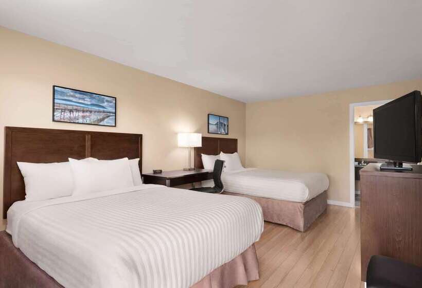 هتل Travelodge By Wyndham Salmon Arm Bc