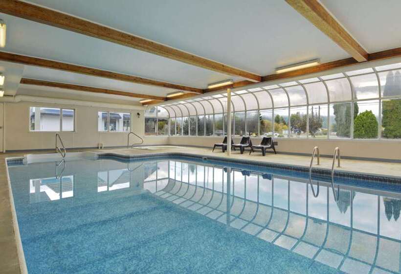 هتل Travelodge By Wyndham Salmon Arm Bc