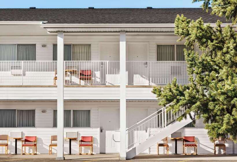 هتل Travelodge By Wyndham Salmon Arm Bc