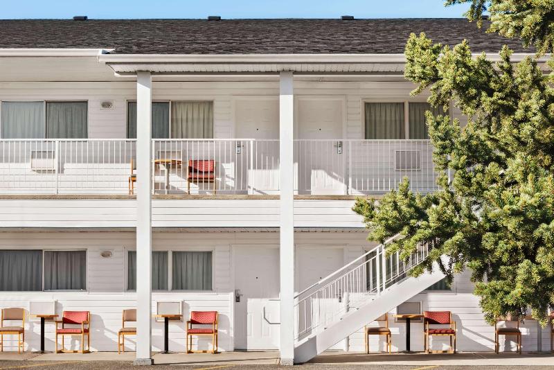 هتل Travelodge By Wyndham Salmon Arm Bc