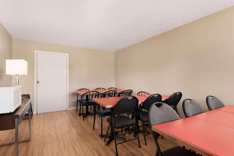 هتل Travelodge By Wyndham Salmon Arm Bc