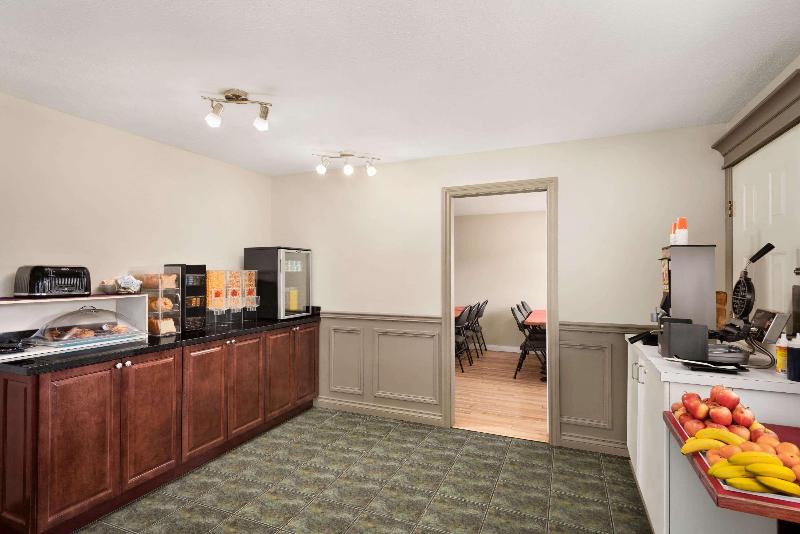 هتل Travelodge By Wyndham Salmon Arm Bc