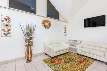 مُتل Super 8 By Wyndham Wichita Airport West Kellogg