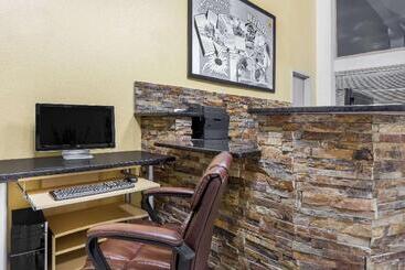 مُتل Super 8 By Wyndham Wichita Airport West Kellogg