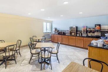 مُتل Super 8 By Wyndham Wichita Airport West Kellogg