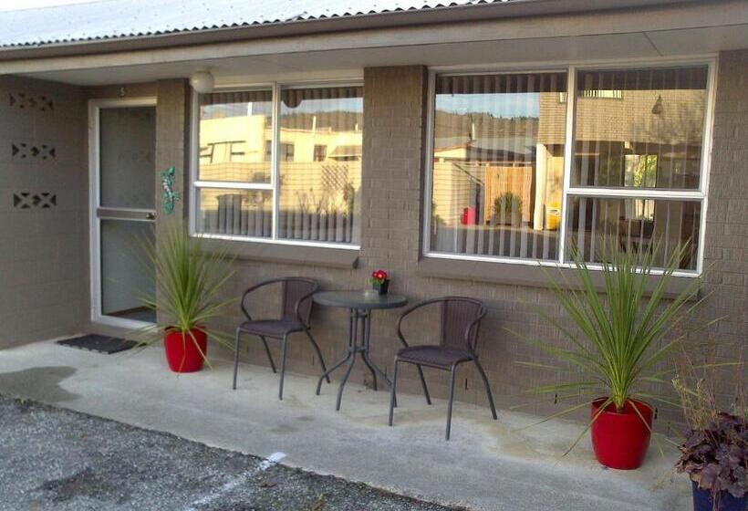 Almond Court Motel