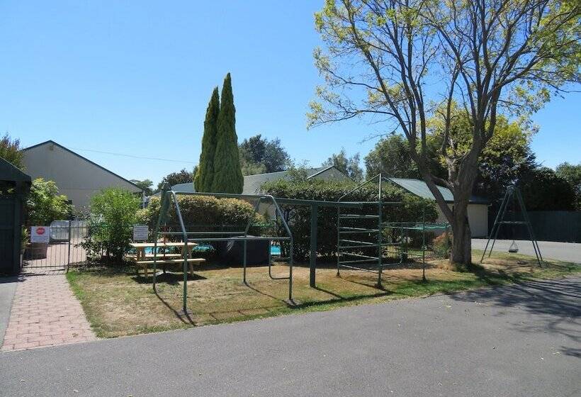 Commodore Court Motel