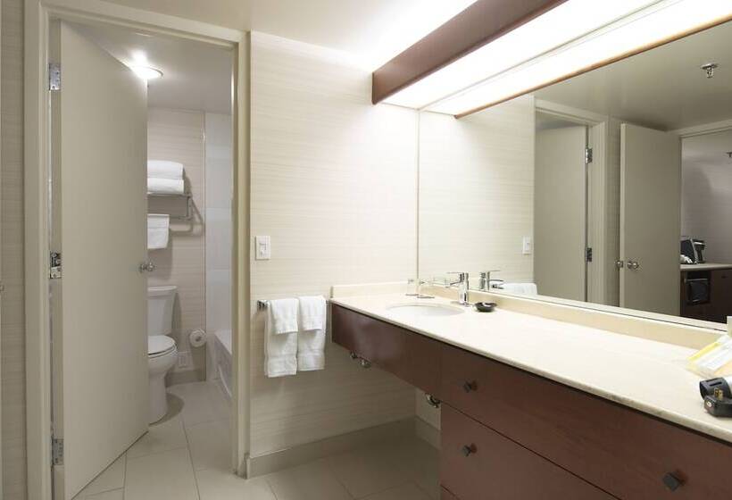 هتل Cambridge Suites Toronto