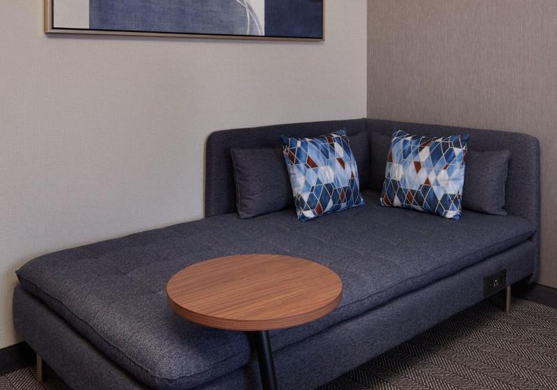 هتل Courtyard By Marriott Kitchener