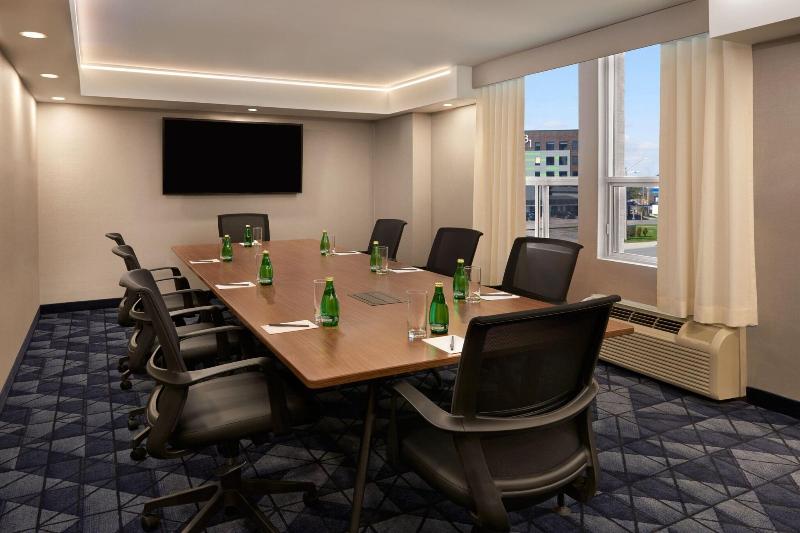 هتل Courtyard By Marriott Kitchener