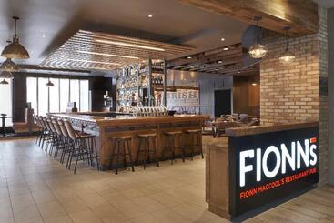 هتل Four Points By Sheraton Toronto Airport East