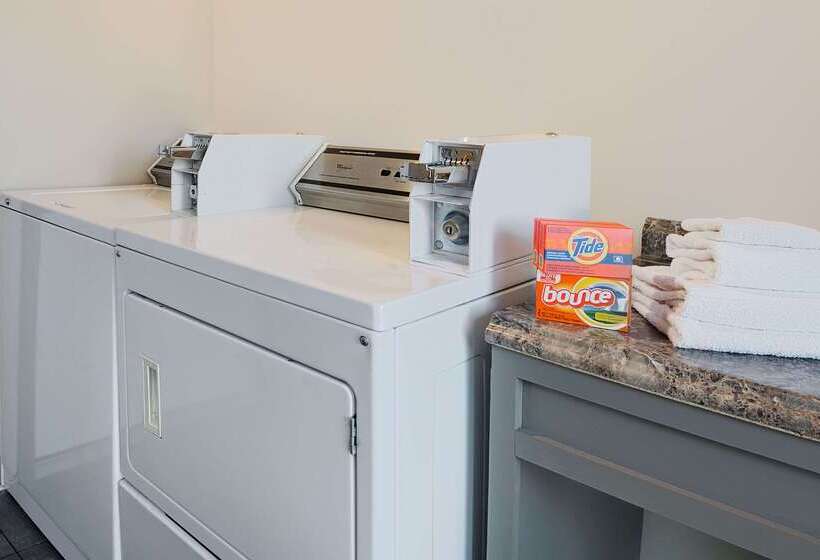 فندق Howard Johnson By Wyndham Lindsay