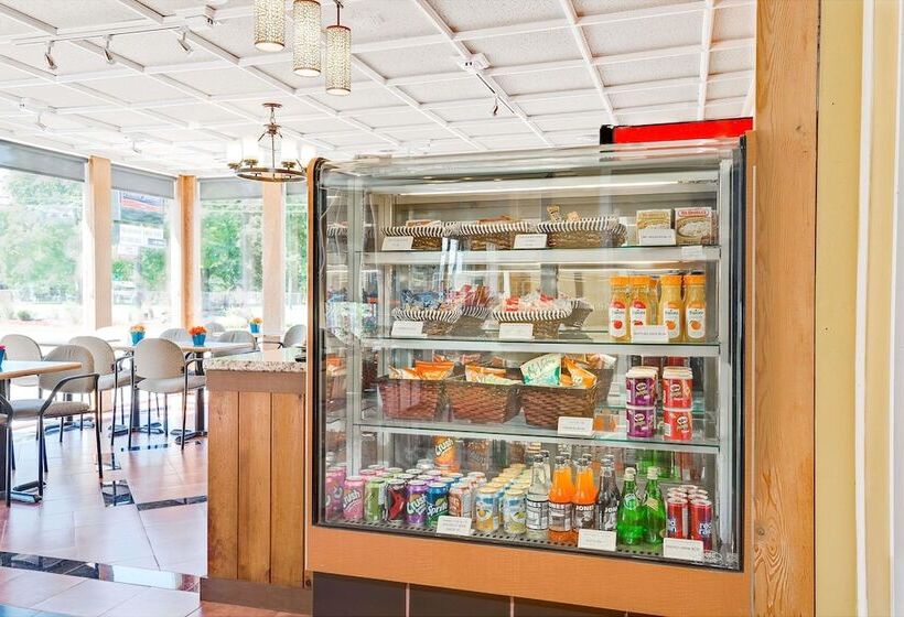 فندق Howard Johnson By Wyndham Lindsay