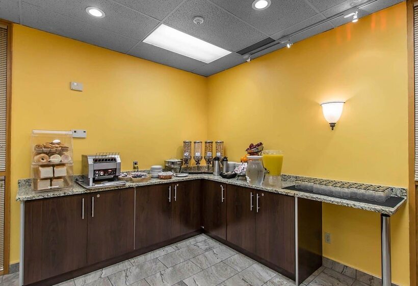Отель Quality Inn & Suites Bay Front