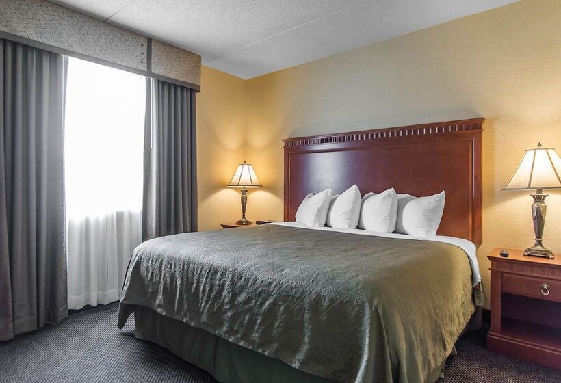 هتل Quality Inn & Suites Bay Front