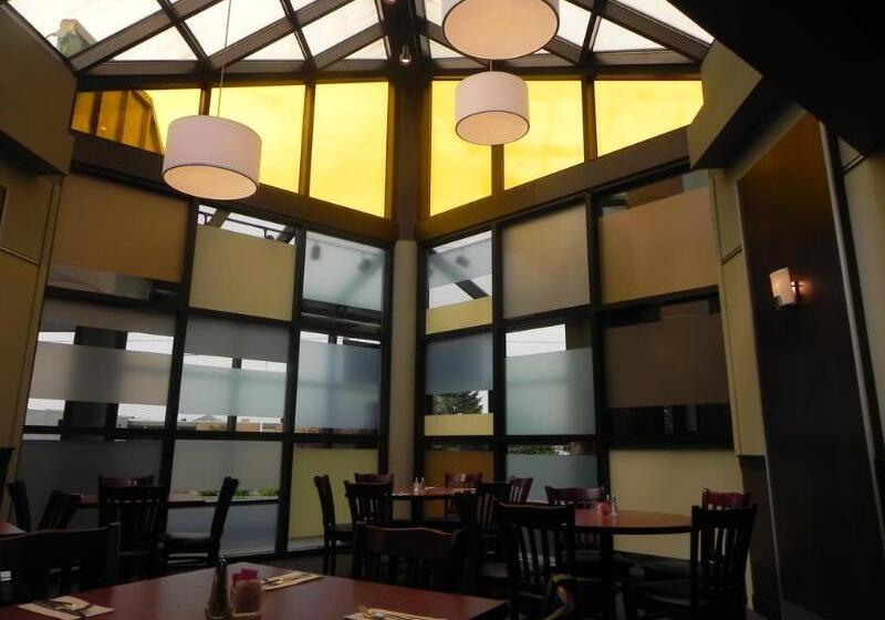 هتل Quality Inn & Suites Bay Front