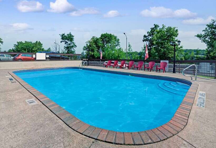 هتل Super 8 By Wyndham Niagara Falls North