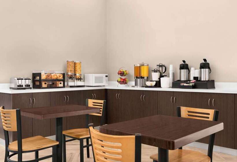 هتل Travelodge By Wyndham Timmins