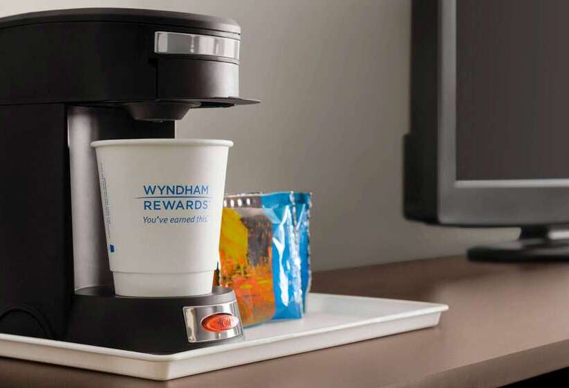 هتل Travelodge By Wyndham Timmins