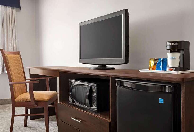 هتل Travelodge By Wyndham Timmins