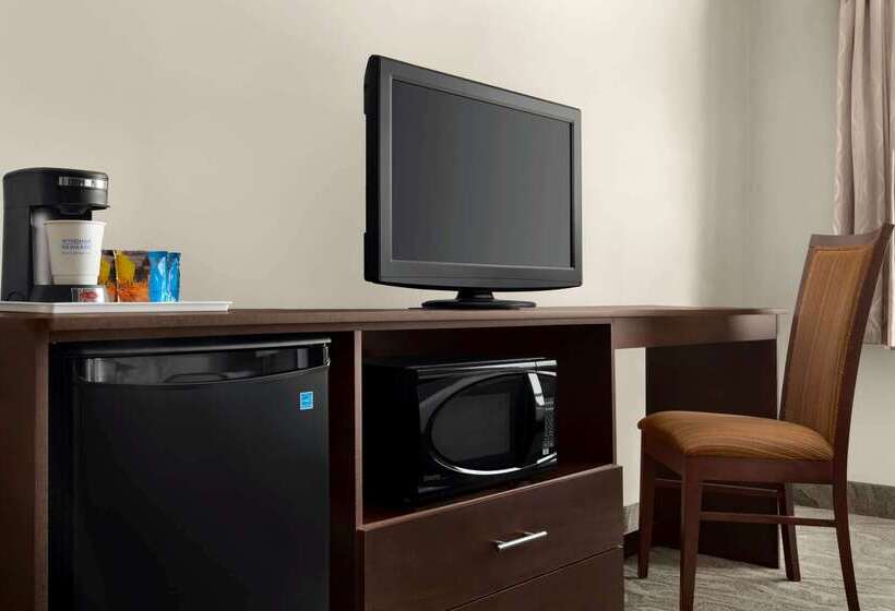 هتل Travelodge By Wyndham Timmins