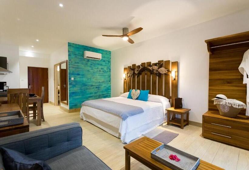 هتل True Blue Bay Resort