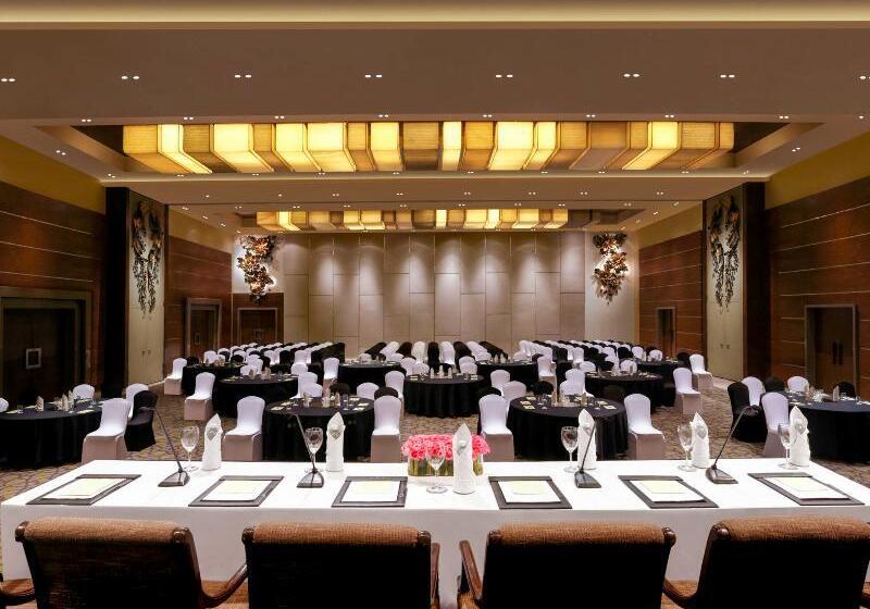 호텔 Grand Mercure Vadodara Surya Palace