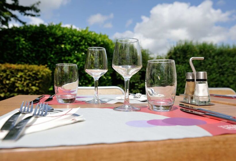 בית מלון כפרי Campanile Valenciennes   Petite Forêt