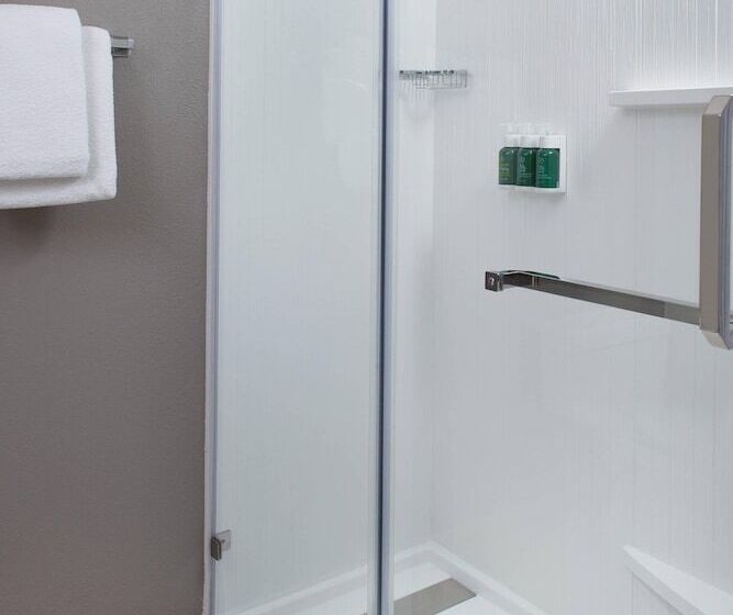 هتل Courtyard By Marriott Greensboro