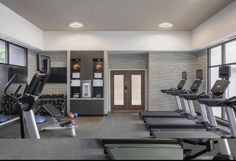 هتل Courtyard By Marriott Greensboro