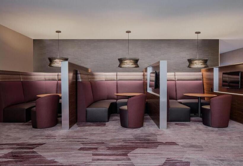 هتل Courtyard By Marriott Greensboro