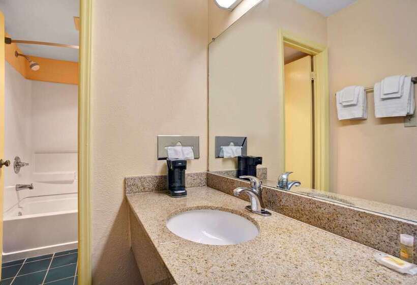 Отель Days Inn By Wyndham Elizabeth City