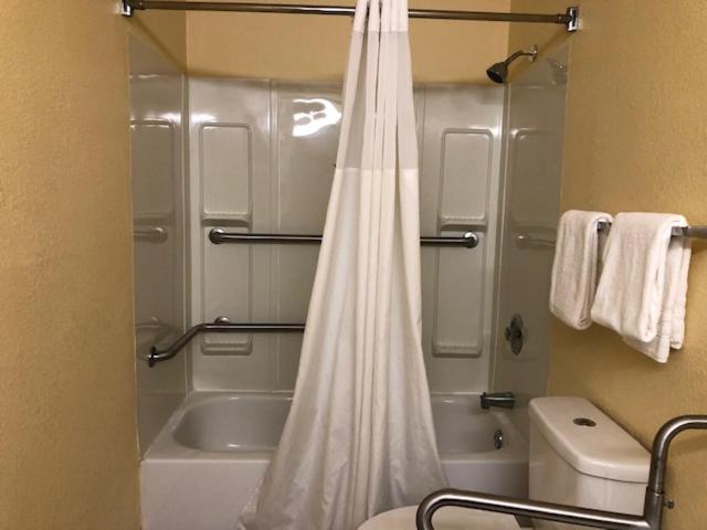 בית מלון כפרי Days Inn By Wyndham Spartanburg Waccamaw