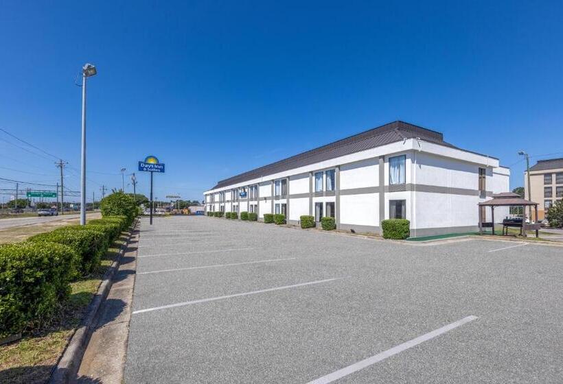 هتل Days Inn & Suites By Wyndham Fort Bragg/cross Creek Mall