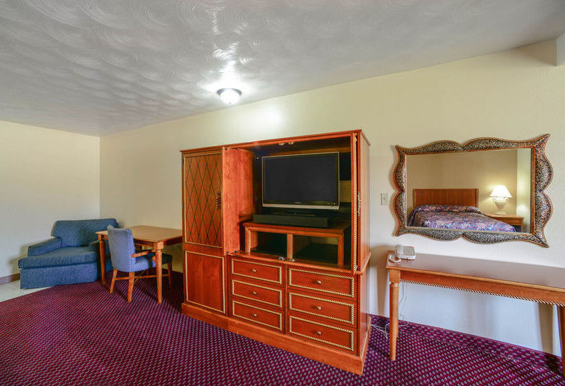 هتل Econo Lodge Inn & Suites
