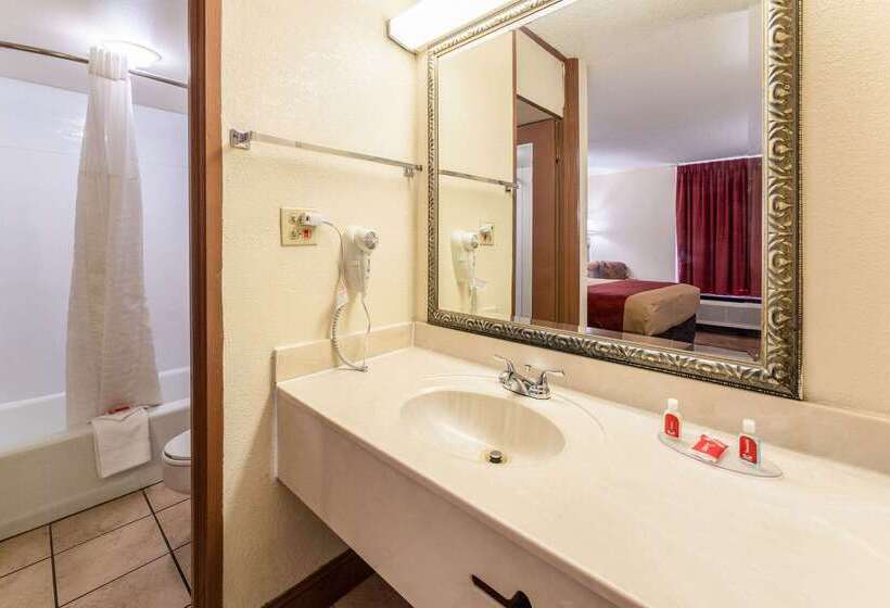 هتل Econo Lodge  Inn & Suites