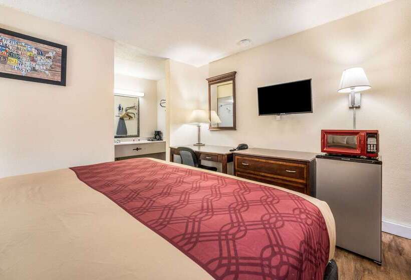 هتل Econo Lodge  Inn & Suites