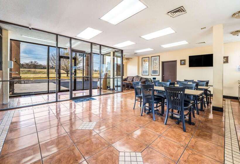 هتل Econo Lodge  Inn & Suites