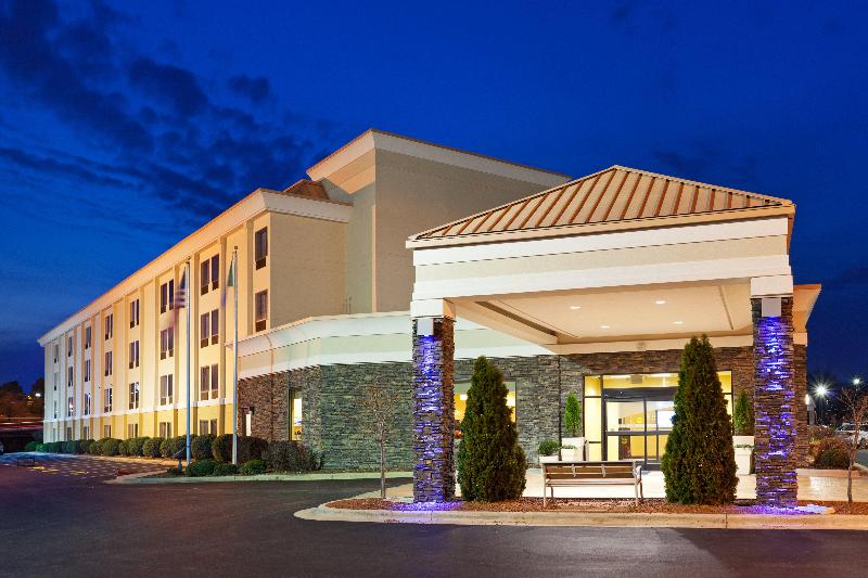 هتل Holiday Inn Express & Suites Greensboro   I 40 Atwendover, An Ihg