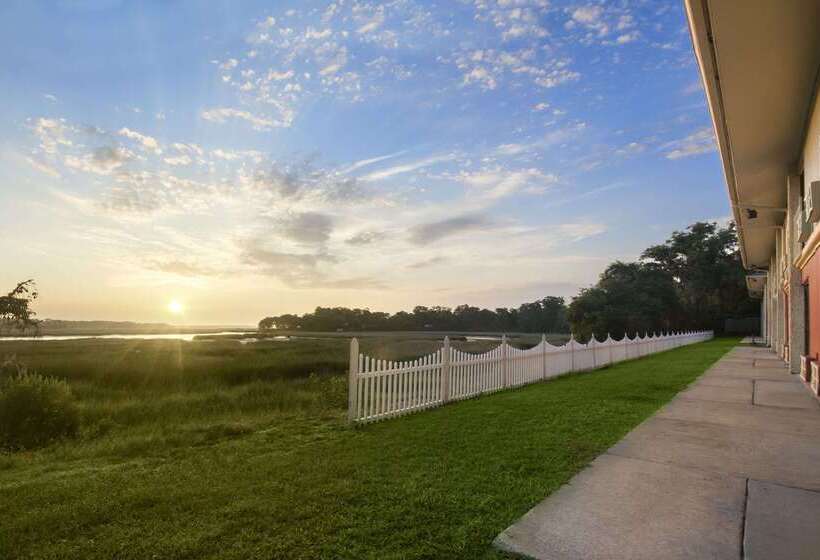 هتل Howard Johnson By Wyndham Beaufort/parris Island