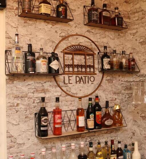 هتل Hôtel & Restaurant Le Patio Vichy